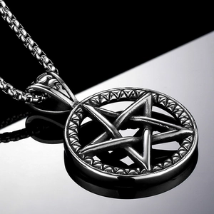 Gotischer Pentagramm Anhänger aus Vintage Titanstahl mit quadratischer Boxkette für Herren