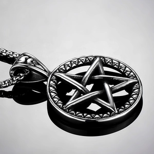 Retro-Halskette aus Edelstahl mit Pentagramm-Anhänger und strukturierter Metallkette für Damen