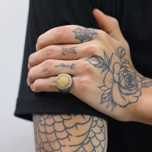 Vista macro del anillo punk de acero inoxidable para hombre con diseño de brújula