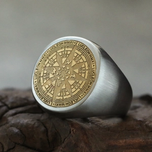 Vista macro de anillo brújula de acero cepillado con superficie dorada
