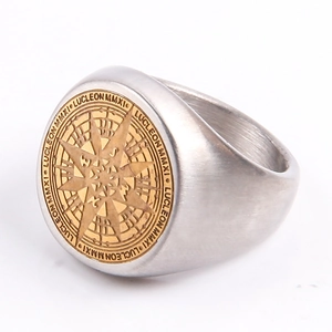 Vista macro del anillo de sello bicolor de acero inoxidable con diseño de brújula y estrella