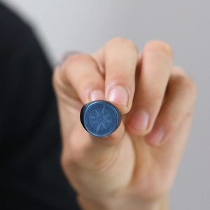 Primer plano de un anillo de sello para hombre en acero gris azulado con brújula