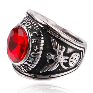 Anillo militar vintage con gran piedra roja y grabado de águila en acero oxidado