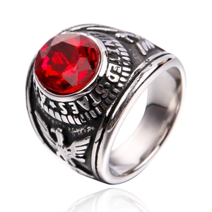 Detalle de anillo militar con relieve de águila y piedra roja facetada central