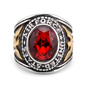 Detalle del anillo militar US Air Force con gema roja y relieve de águila dorada en plata