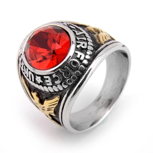 Detalle del anillo de la Fuerza Aérea de EE. UU. con gema roja y relieves de águilas
