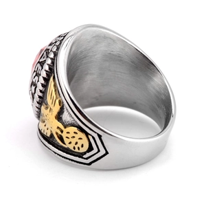 Detalle de anillo vintage para hombre con relieve de águila y piedra roja brillante