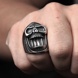 Gros plan sur une bague décapsuleur tête de mort en acier avec texture punk gothique
