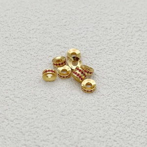Perle d'espacement plaquée or 18 carats avec oxydes de zirconium rouges DIY