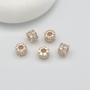 Lot de 5 perles flocons de neige plaquées or 14K avec zircons pour la création de bijoux