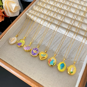 Collares de relicario vintage bañados en oro esmaltado con colgantes de concha y corazón