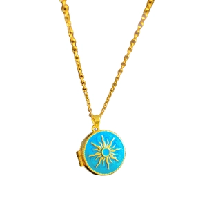 Collar de relicario dorado con colgante de sol de esmalte azul cielo y cadena