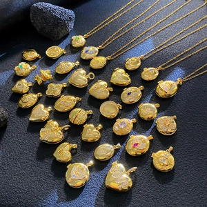 Collares de relicario dorados con colgantes de corazón y luna y gemas incrustadas