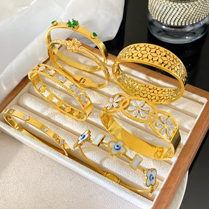 Coffret de bracelets dorés avec flocons et pierres sur présentoir en velours
