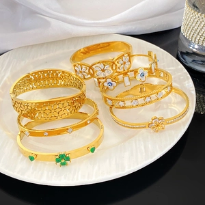 Collection de bracelets en acier doré avec motifs flocons de neige et trèfle évidés