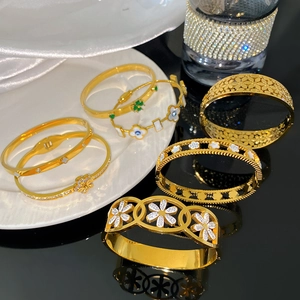 Bracelet mode en acier titane doré avec motifs flocon et marguerite pour femme