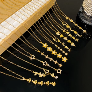 Collectie gouden klaver- en hartvormige hangers aan kettingen met micro-zirkonastenen