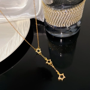 Detailopname van gouden sterrenketting met zirkonia steentjes op een zijden achtergrond
