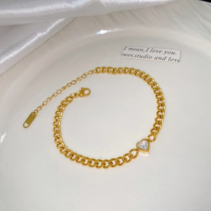 Détail du bracelet gourmette plaqué or avec zircon coeur et fermoir mousqueton