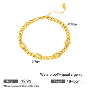 Bracelet maille gourmette en acier doré avec trois zircons cubiques en forme de coeur