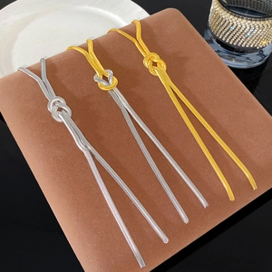 Minimalistische gedraaide slangketting set in goud en zilver met een stijlvolle knoopsluiting