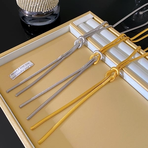 Chique slangenkettingen in goud en zilver met een elegant geknoopt ontwerp voor vrouwen