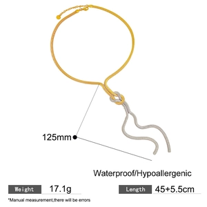 Tweekleurige gedraaide slangenketting in goud en zilver met een elegant knoopontwerp