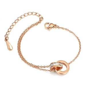 Dettaglio del bracciale doppio strato oro rosa con anelli a numeri romani e pavé di zirconi