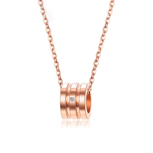 Collier élégant en titane or rose avec pendentif cylindre serti d'un zircon brillant