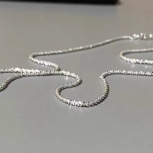 Collar de plata con ondas de agua brillantes y textura minimalista para mujer moderna