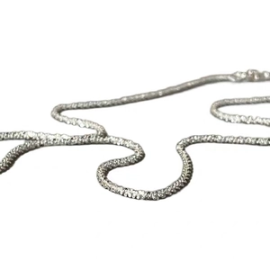 Collar de cadena de plata con ondas de agua y acabado minimalista y resplandeciente