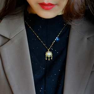 Elegante collana dorata con lucchetto di longevità, pietra bianca e nappine sottili