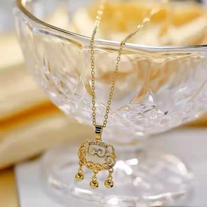 Dettaglio della collana con lucchetto della longevità dorato con cristalli e campanelli