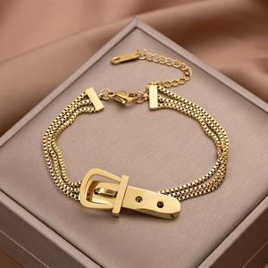 Dreilagiges Armband aus goldenem Titanstahl mit einzigartigem Schnallenanhänger-Design