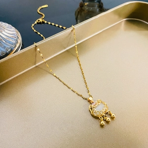 Elegante collana cinese con lucchetto della longevità in oro e ciondolo in pietra