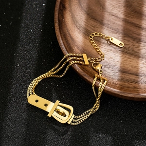 Detailansicht des dreireihigen Gold-Boxketten-Armbands mit Gürtelschnalle-Motiv
