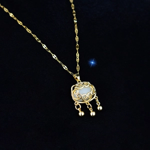 Elegante collana con lucchetto Ruyi dorato con ciondolo in giada bianca e nappe di perline