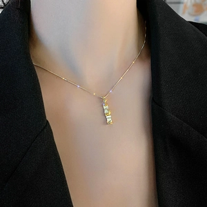 Elegante goldene Bambus-Halskette für Damen mit weißen Steinen und Schmetterlingsakzenten