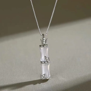Bambus-Halskette aus Silber mit weißen Jade-Anhänger und funkelnden Steinblättern