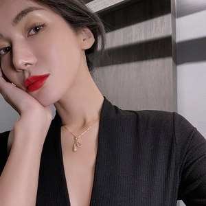 Detalle del collar chapado en oro de 18K con colgante de corazón calado y calabaza con cristales
