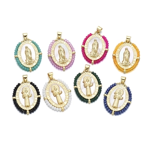 Huit pendentifs Vierge Marie perlés avec nacre et finition dorée en huit couleurs