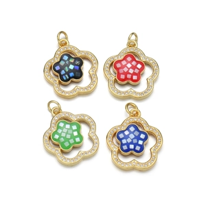 Pendentifs fleurs en nacre quatre couleurs avec dorure et micro-incrustations blanches