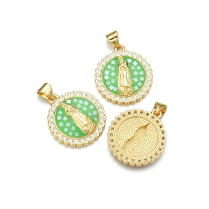 Ciondolo Vergine di Guadalupe con mosaico verde e placcatura in oro per collana