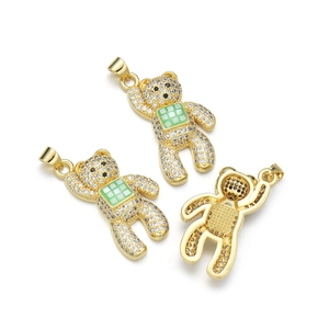 Pendentif ours plaqué or avec pavé de zircons et motif à carreaux verts et blancs