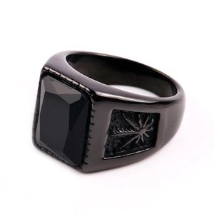 Vue macro d'une bague noire en acier inoxydable avec pierre rectangulaire gravée