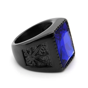 Vue macro d'une bague en acier titane noir avec une grande pierre bleue rectangulaire