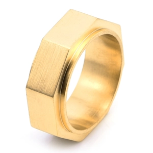 Goldener Edelstahlring in Sechskantmuttern-Optik mit gebürsteter Metalloberfläche
