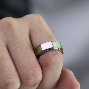 Makroaufnahme eines Sechskant-Mutter-Rings im Industriestil mit Regenbogen-Farbverlauf