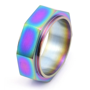 Makroansicht der regenbogenfarbenen Edelstahl-Mutterring mit gebürsteter Metallstruktur