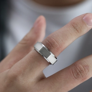Nahaufnahme eines industriellen geometrischen Rings mit gebürstetem Edelstahl-Finish